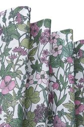 Malva en blommig metervara med rosa blommor och gröna blad på en vit botten från Svanefors i bredd 145 cm