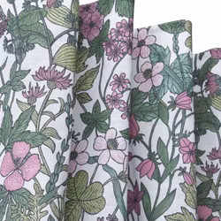 Malva en blommig metervara med rosa blommor och gröna blad på en vit botten från Svanefors i bredd 145 cm