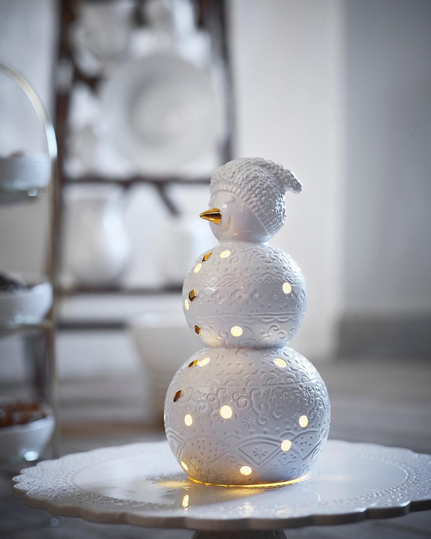 Orient snögubbe en LED-lampa i vitt porslin i från Cult design, mått 11 x 11 x 20 cm.