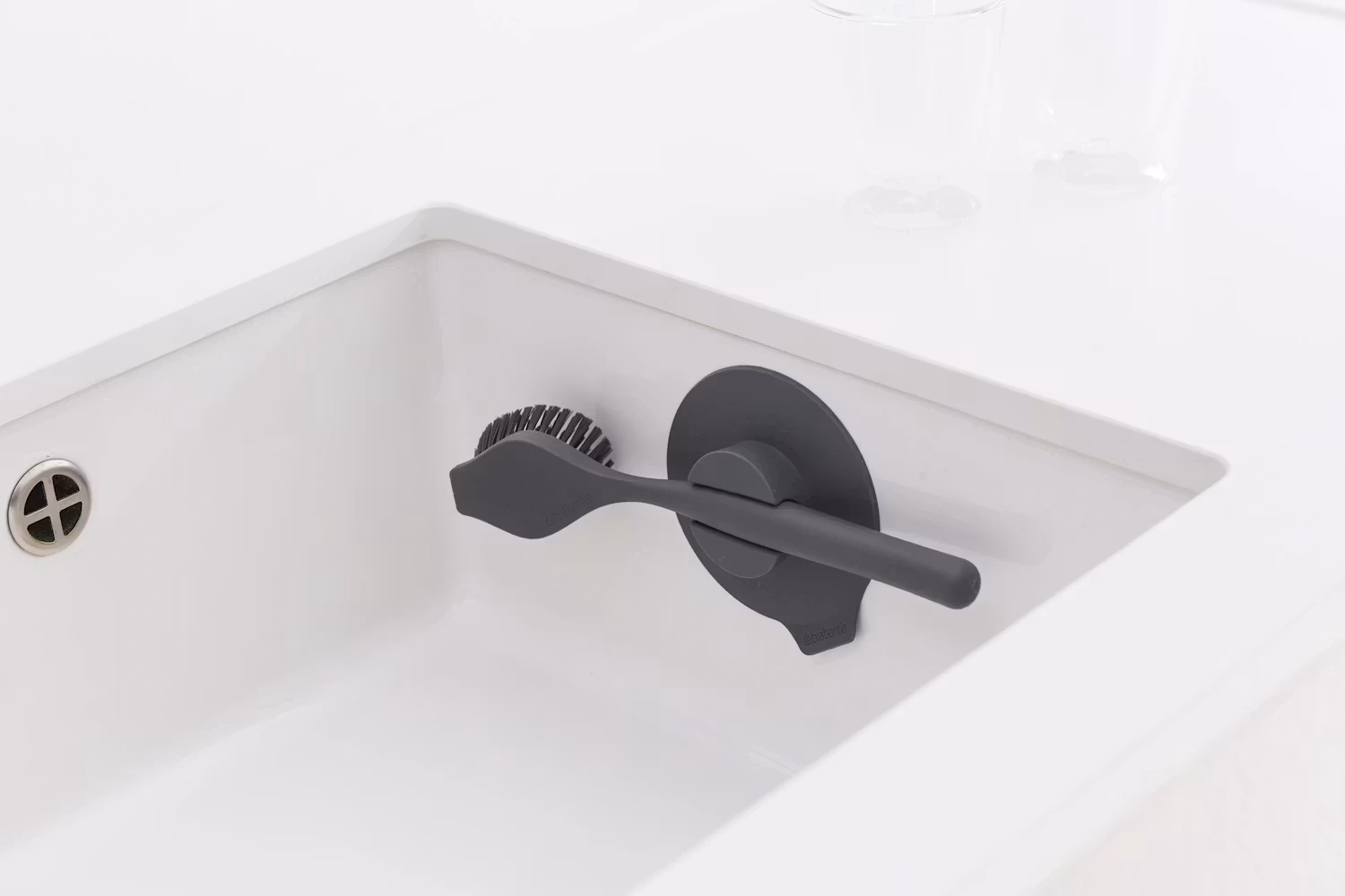 Diskborste i svart med sugpropp från Brabantia