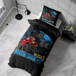Monster Truck ett påslakanset i svart med tuffa monstertrucks av bomull i mått 140 x 200 cm Indusia design