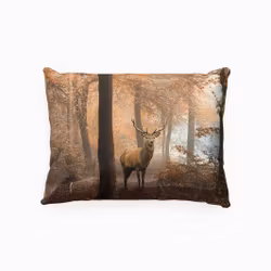 Autumn deer ett örngott i bomull i mått 50 x 60 cm med en hjort på i sköna rostfärger, från Indusia design