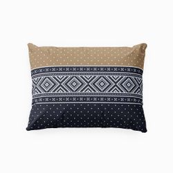 Embla blue & sand ett örngott i bomull i mörkblått, sandfärg och vitt i mått 50 x 60 cm , från Indusia design