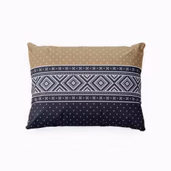 Embla blue & sand ett örngott i bomull i mörkblått, sandfärg och vitt i mått 50 x 60 cm , från Indusia design