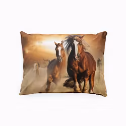 Wild horses 2 ett örngott i bomull med ett vackert hästmönster med en solnedgång i bakgrunden i mått 50 x 70 cm, från Indusia design