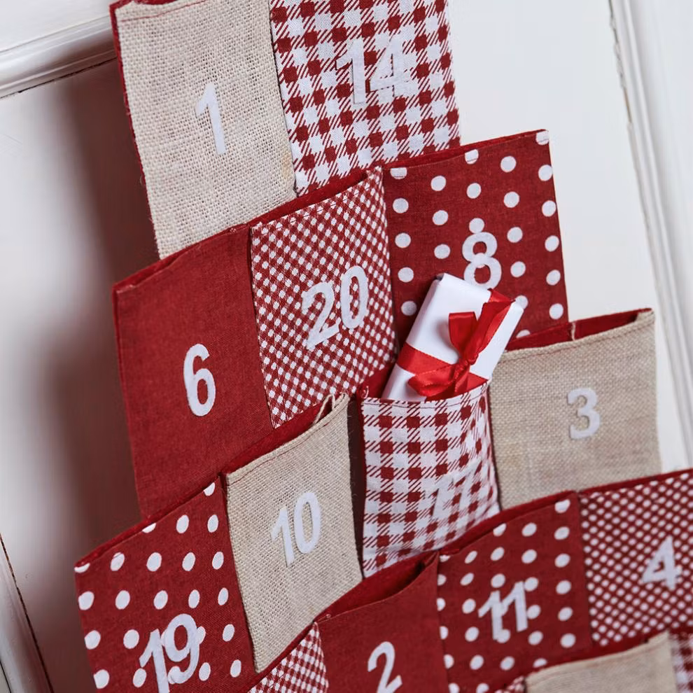 Julkalender X-MAS en presentkalender i rött, vitt och beige bomull i mått 60 x 90 cm från Noble house