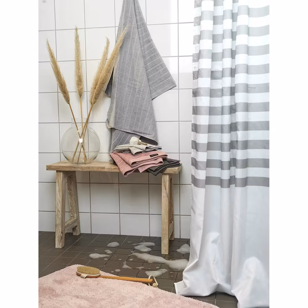Java stripe ett vitt duschdraperi med ljusgråa ränder från Nobel house mått 180 x 200 cm