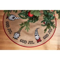 X-Mas santa en rund julgransmatta i jute med tomtar från Noble house, diameter 90 cm