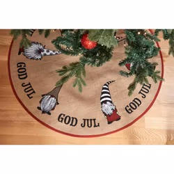 X-Mas santa en rund julgransmatta i jute med tomtar från Noble house, diameter 90 cm