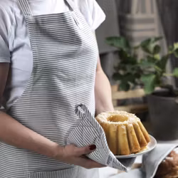 Ella Eco ett grått och vitrandigt förkläde i Eco och GOTS certifierad bomull från Noble house mått 65 x 90 cm