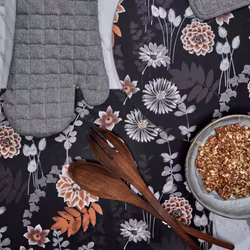 Noble house Corc ett set med 4 st glasunderlägg/coasters med ett blommönster på svart botten av MDF och kork i mått 10 cm