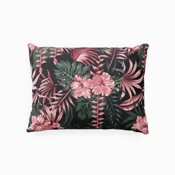 Bonita pink ett örngott i bomull med en svart botten med gröna blad och rosa blommor med knäppning i botten i mått 50 x 60 cm, från Indusia design