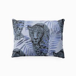 Leo blue blått örngott 50 x 70 cm bomull med ett svart leopardmönster från Indusia design