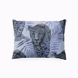 Leo blue blått örngott 50 x 70 cm bomull med ett svart leopardmönster från Indusia design