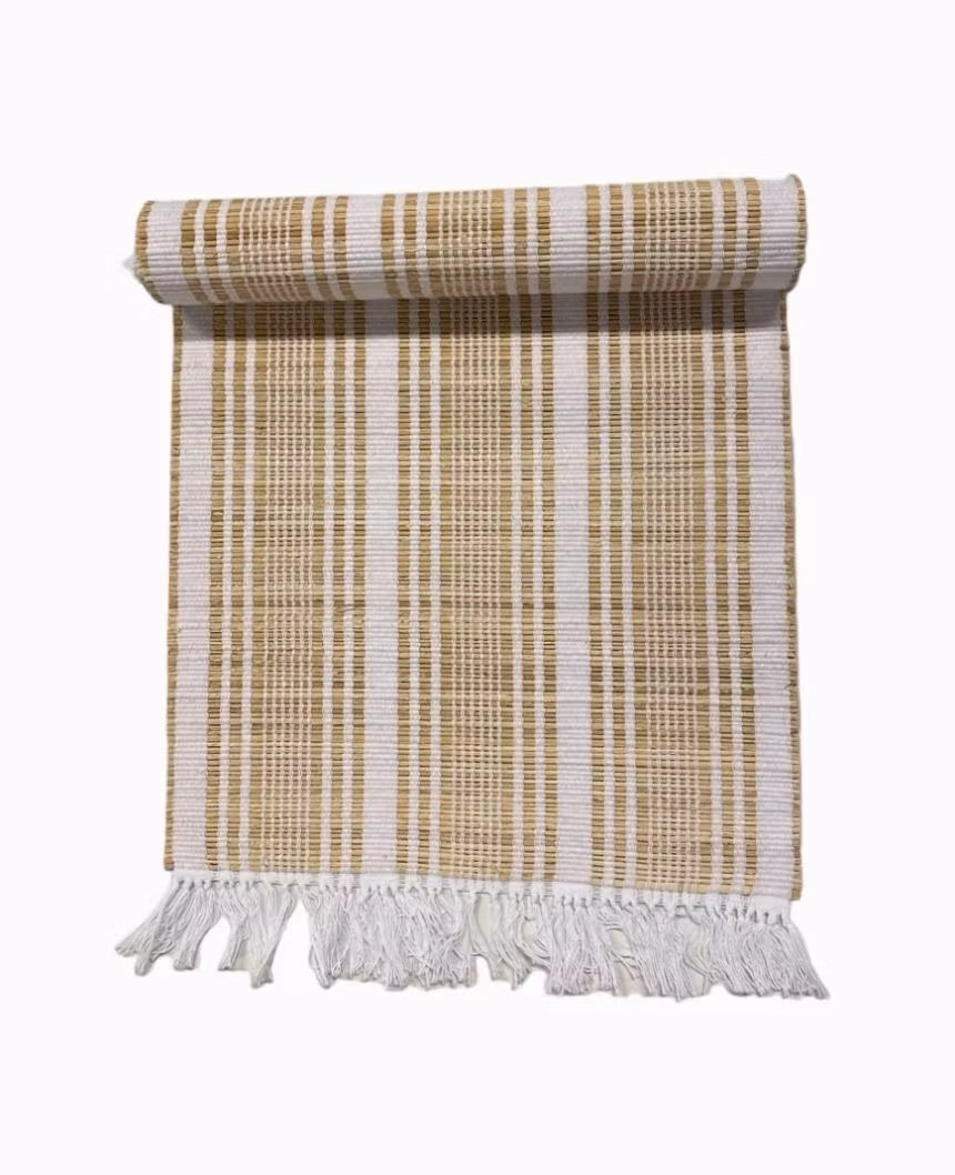 Noble house Straw en randig bordslöpare i vass i mått 35 x 125 cm