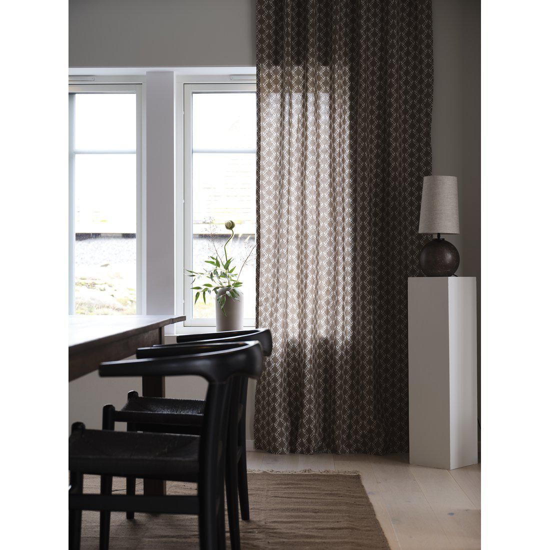 Svanefors Anne ett nougatfärgat gardinset med bladslingor och multiband 2 x 140 x 260 cm