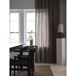 Svanefors Anne ett nougatfärgat gardinset med bladslingor och multiband 2 x 140 x 260 cm