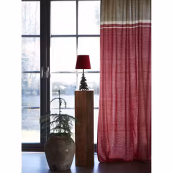 Svanefors Carin ett rött och beige gardinset med multiband mått 2 x 140 x 260 cm