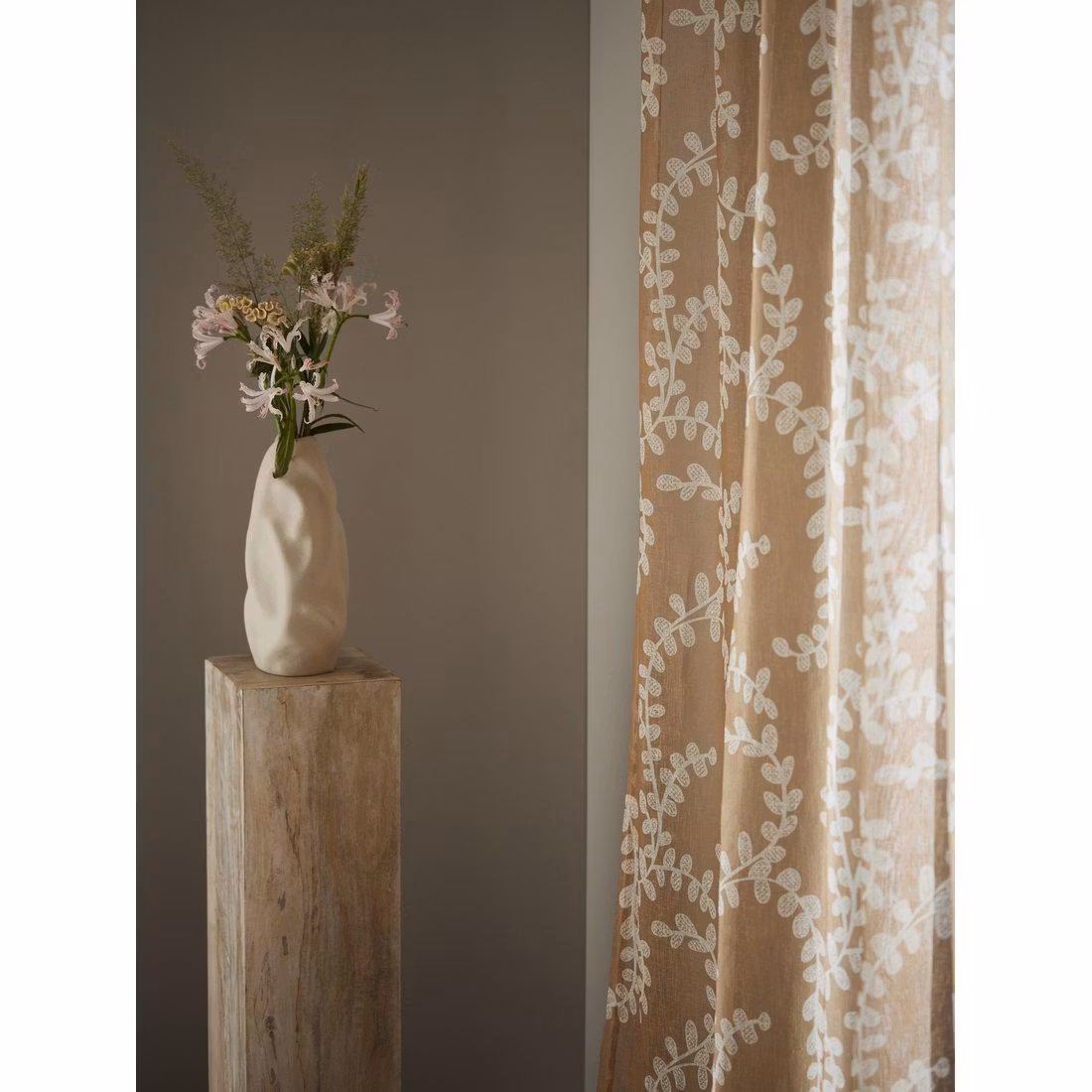 Svanefors Jenny ett saffransgult gardinset med en vit bladslinga 2 x 140 x 280