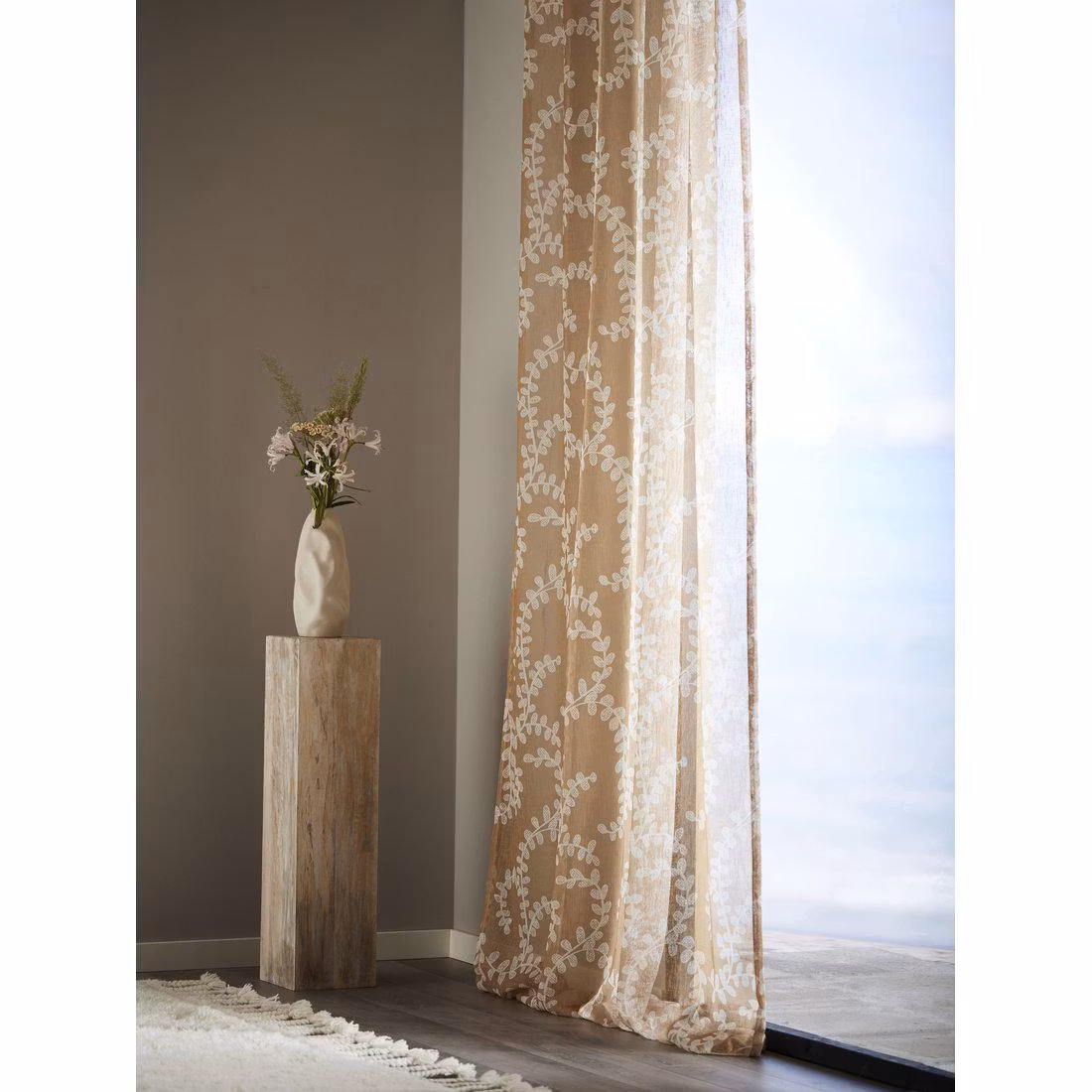 Svanefors Jenny ett saffransgult gardinset med en vit bladslinga 2 x 140 x 280