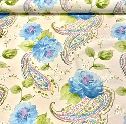 Elin ett bomullstyg i ljus creméfärgad botten med ett färgsprakande blommönster