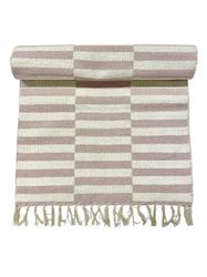 Adita en skön gångmatta i rosa och off-white i 100% bomull med ett grafiskt mönster från Svanefors i mått 70 x 240 cm.