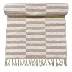 Adita en skön gångmatta i rosa och off-white i 100% bomull med ett grafiskt mönster från Svanefors i mått 70 x 240 cm.