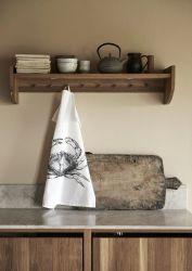 Boel & Jan Marius en vit kökshandduk i bomull med ett havsinspirerat tryck i mått 50 x 70 cm