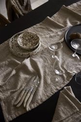 Boel & Jan Trolldalen duka en greige bordslöpare i bomull i mått 60 x 180 cm