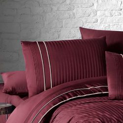 Deluxe stripe Bordeaux örngott bomullssatin mått 70 x 100 Indusia design