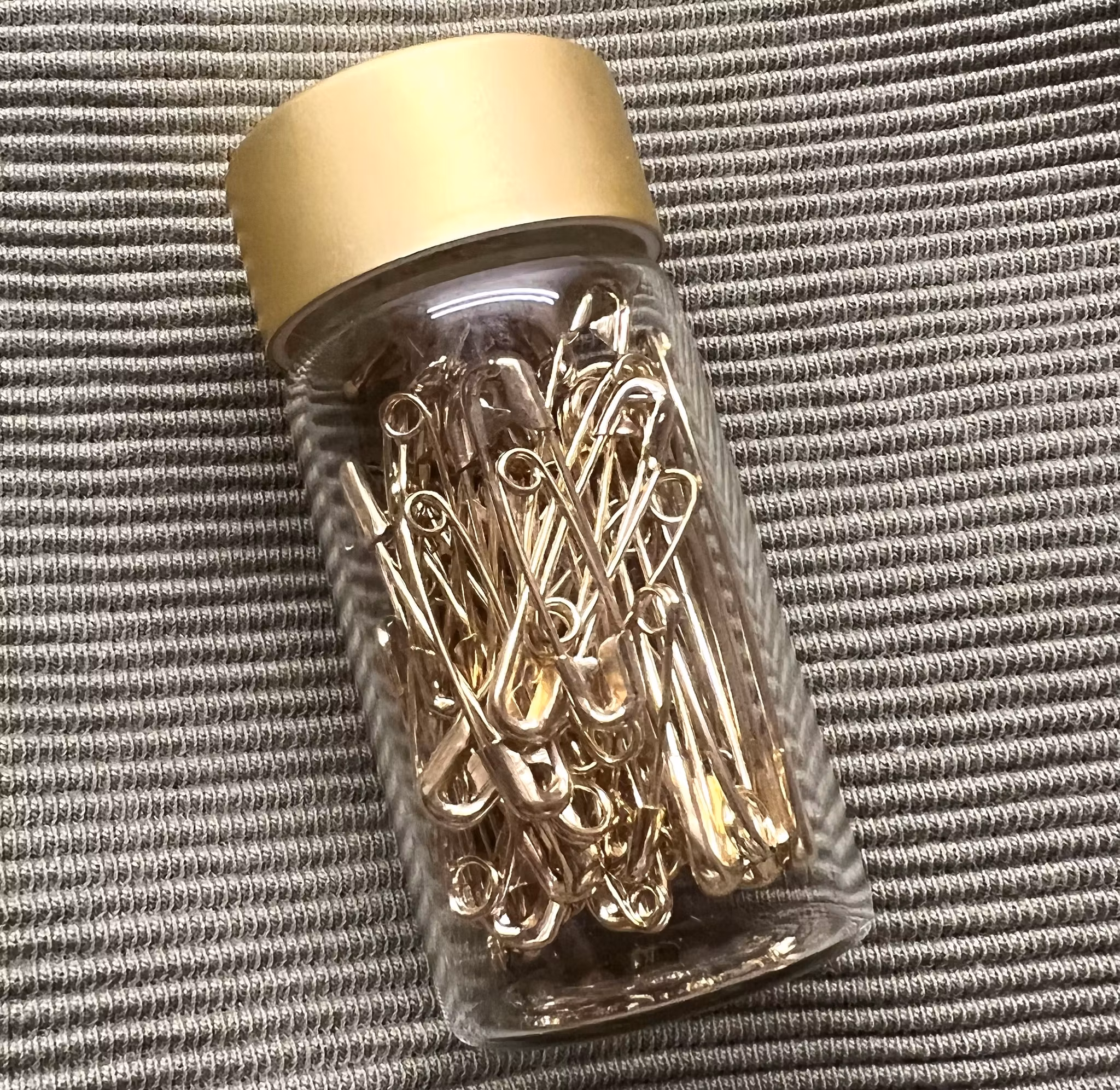 Hemline sikkerhetsnåler gull