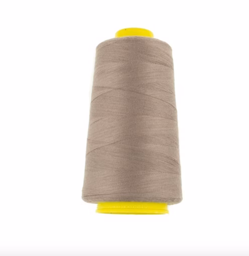 Overlocktråd taupe