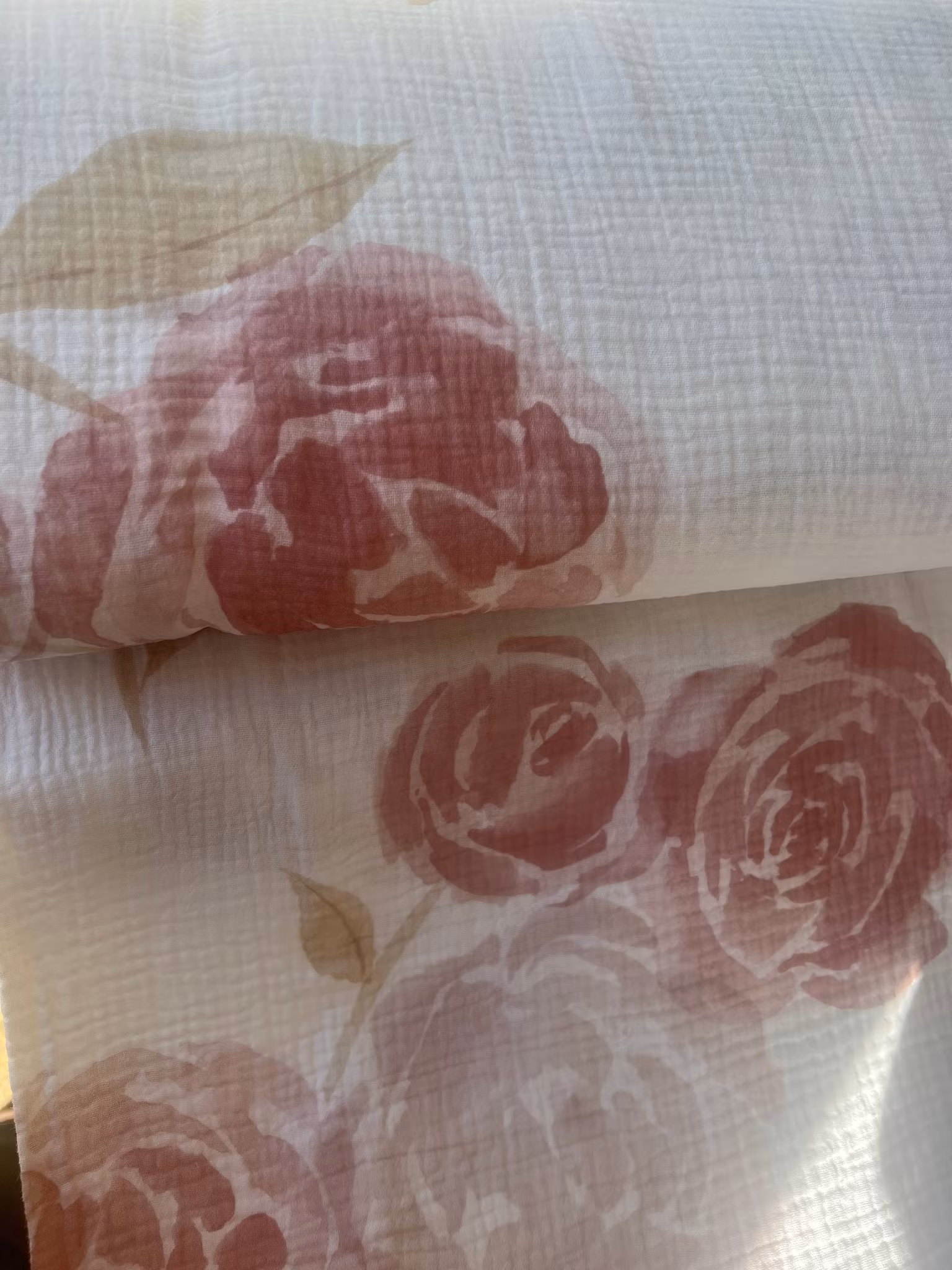 Musselin store roser