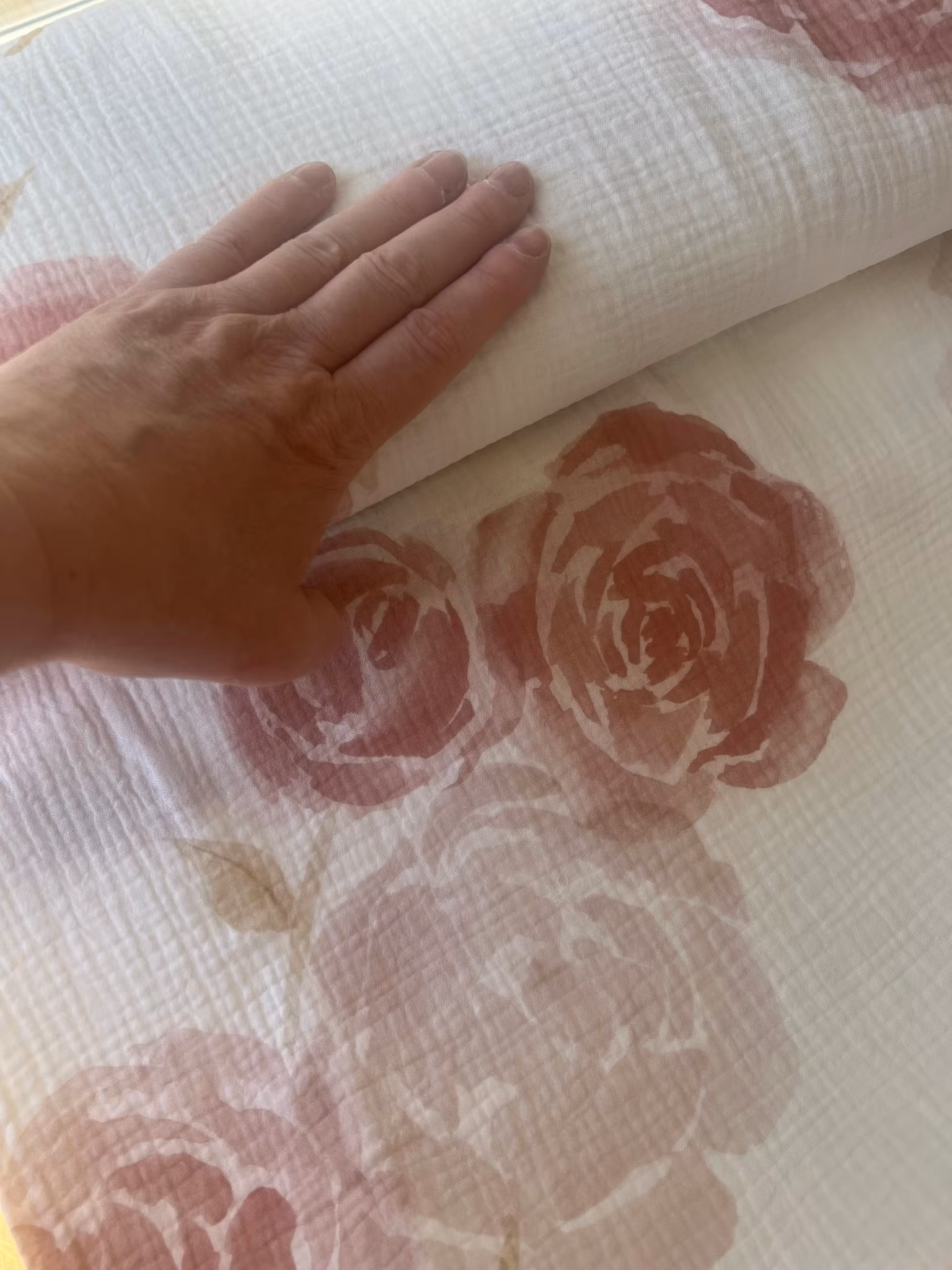 Musselin store roser