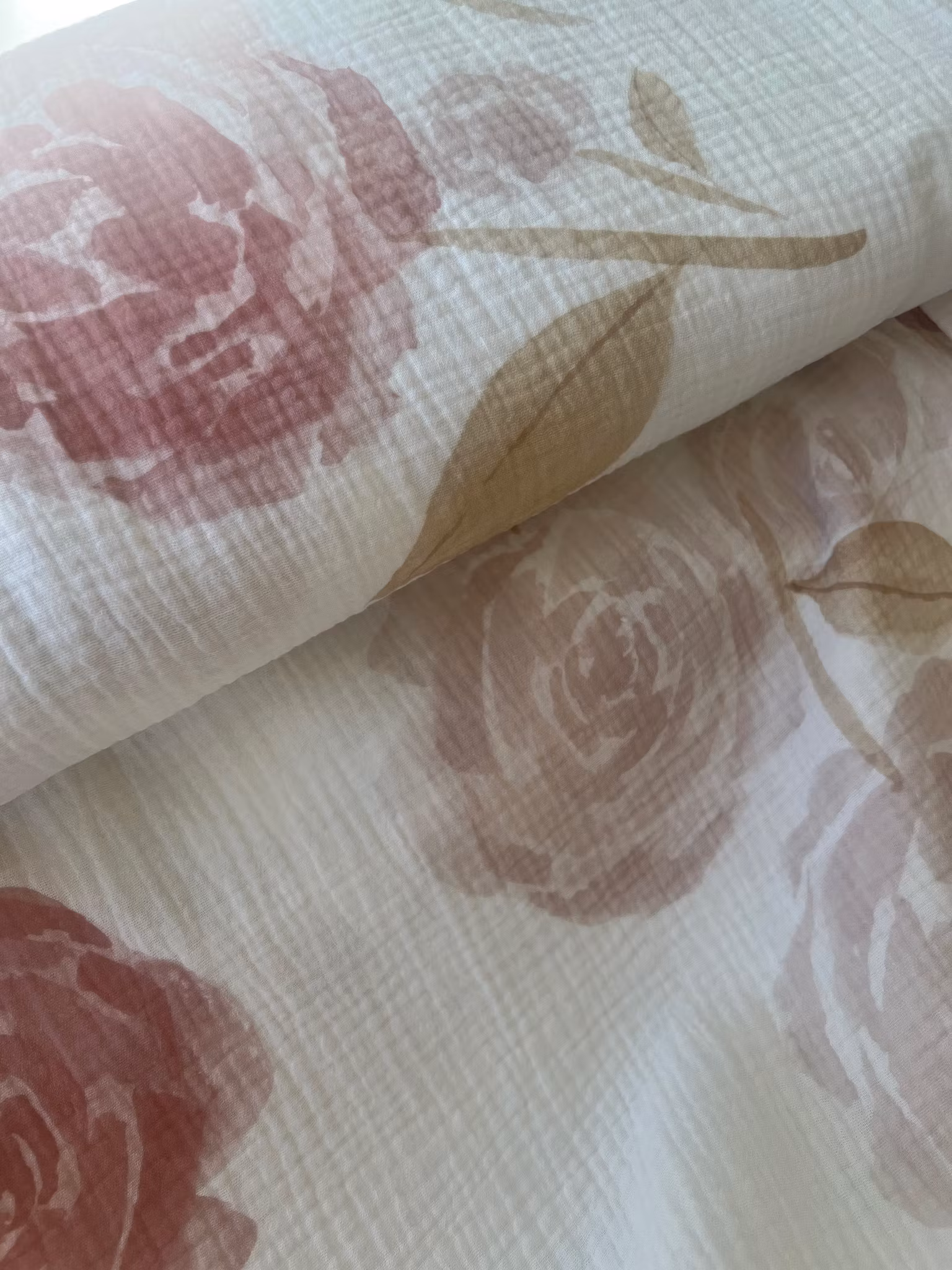 Musselin store roser