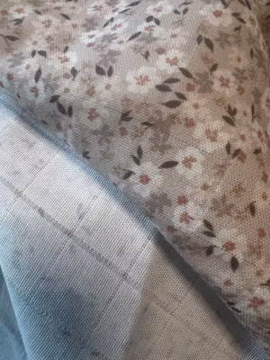 Musselin square små brune blomster