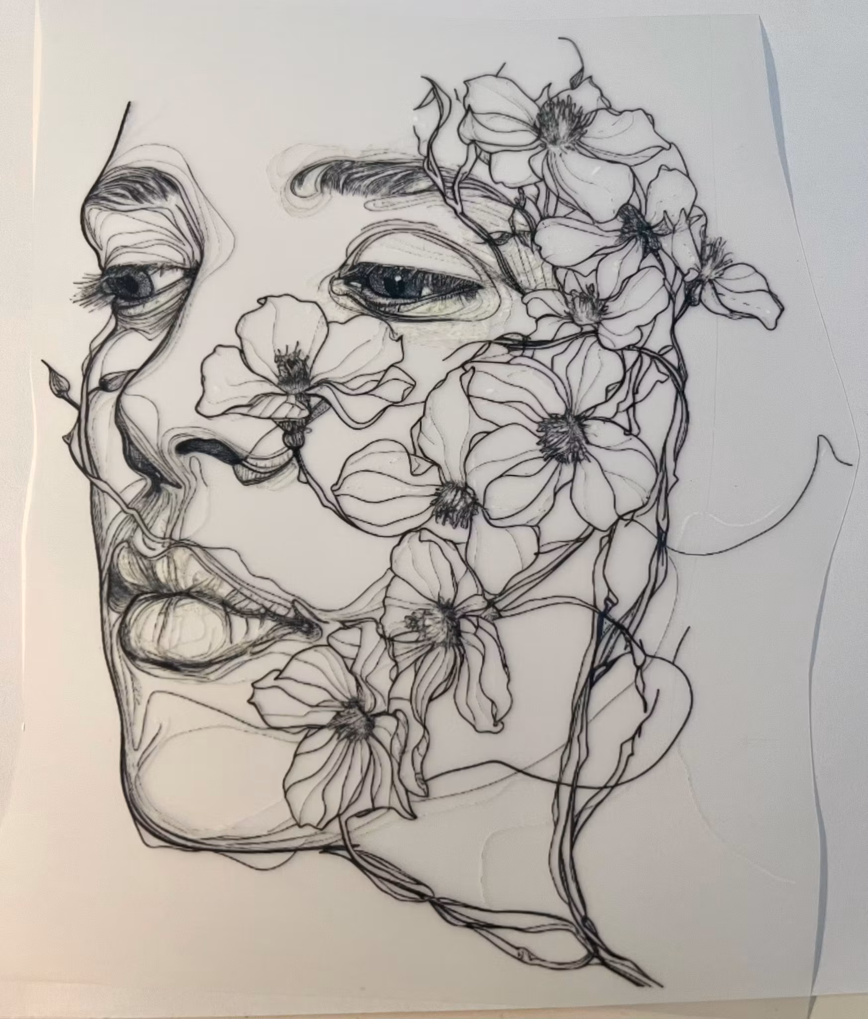 SM tegnet ansikt med blomster