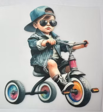 Kul kid på trehjulsykkel DTF