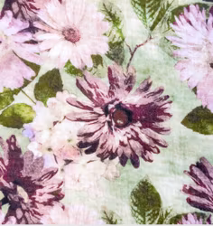 Lilla blomster på grønn eng musselin