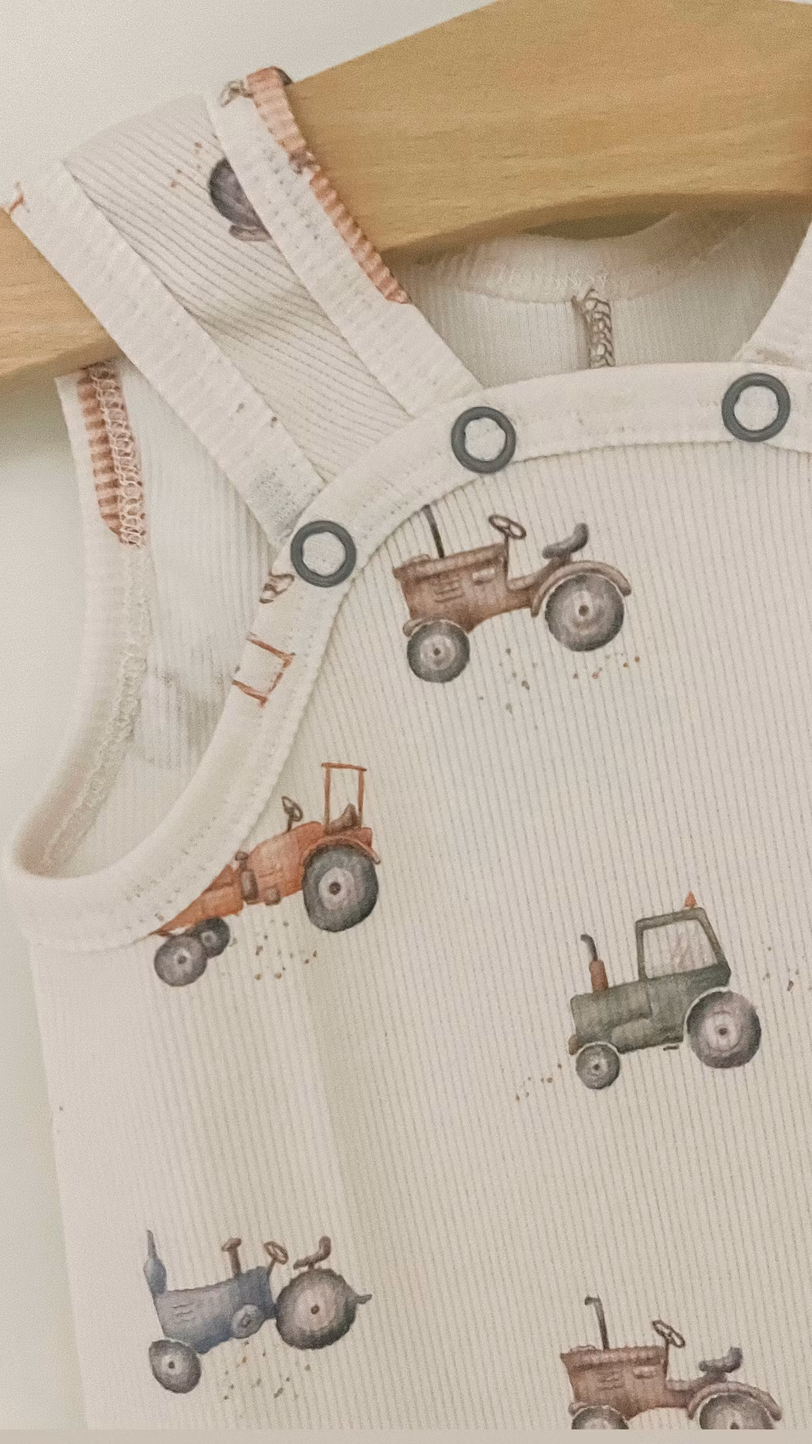 OD- Vintage tractors cream