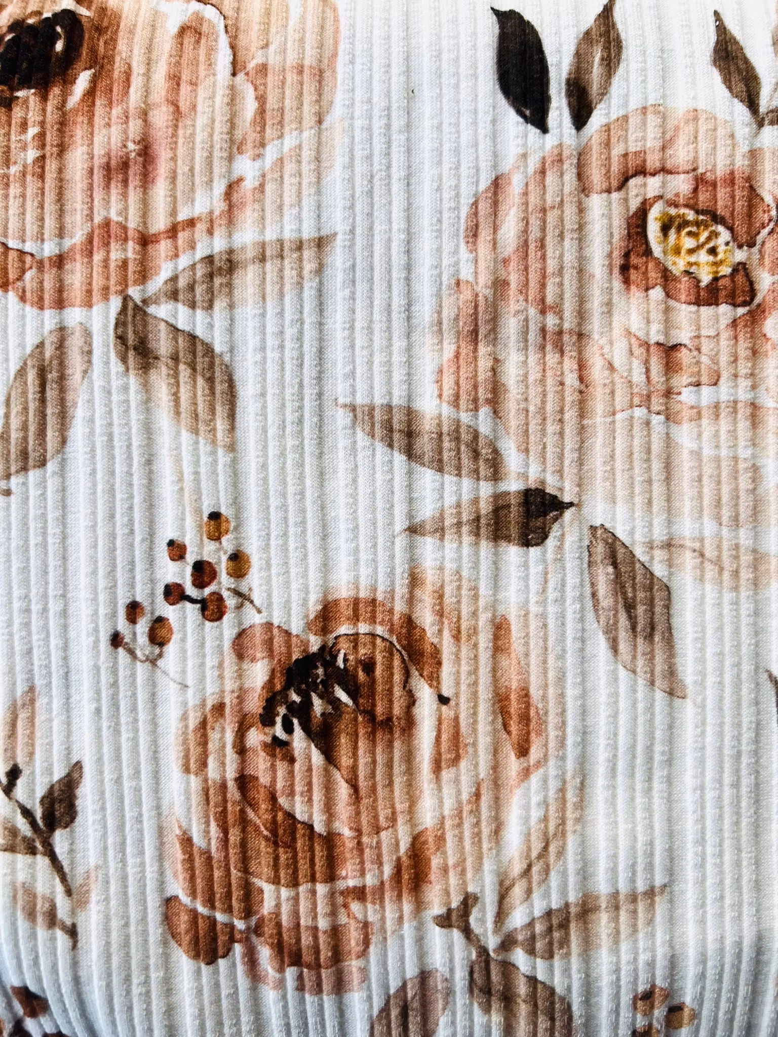 Uregelmessig ribb peony muster weiss