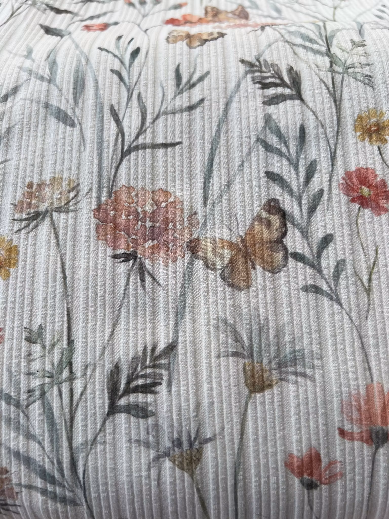 Uregelmessig ribb flowers and butterflies