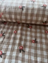Musselin, rutete med broderte blomster