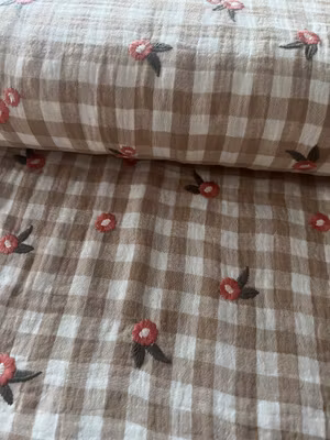 Musselin, rutete med broderte blomster