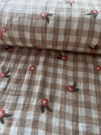 Musselin, rutete med broderte blomster