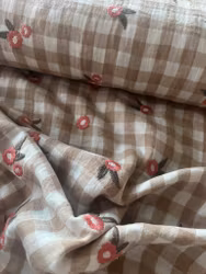 Musselin, rutete med broderte blomster