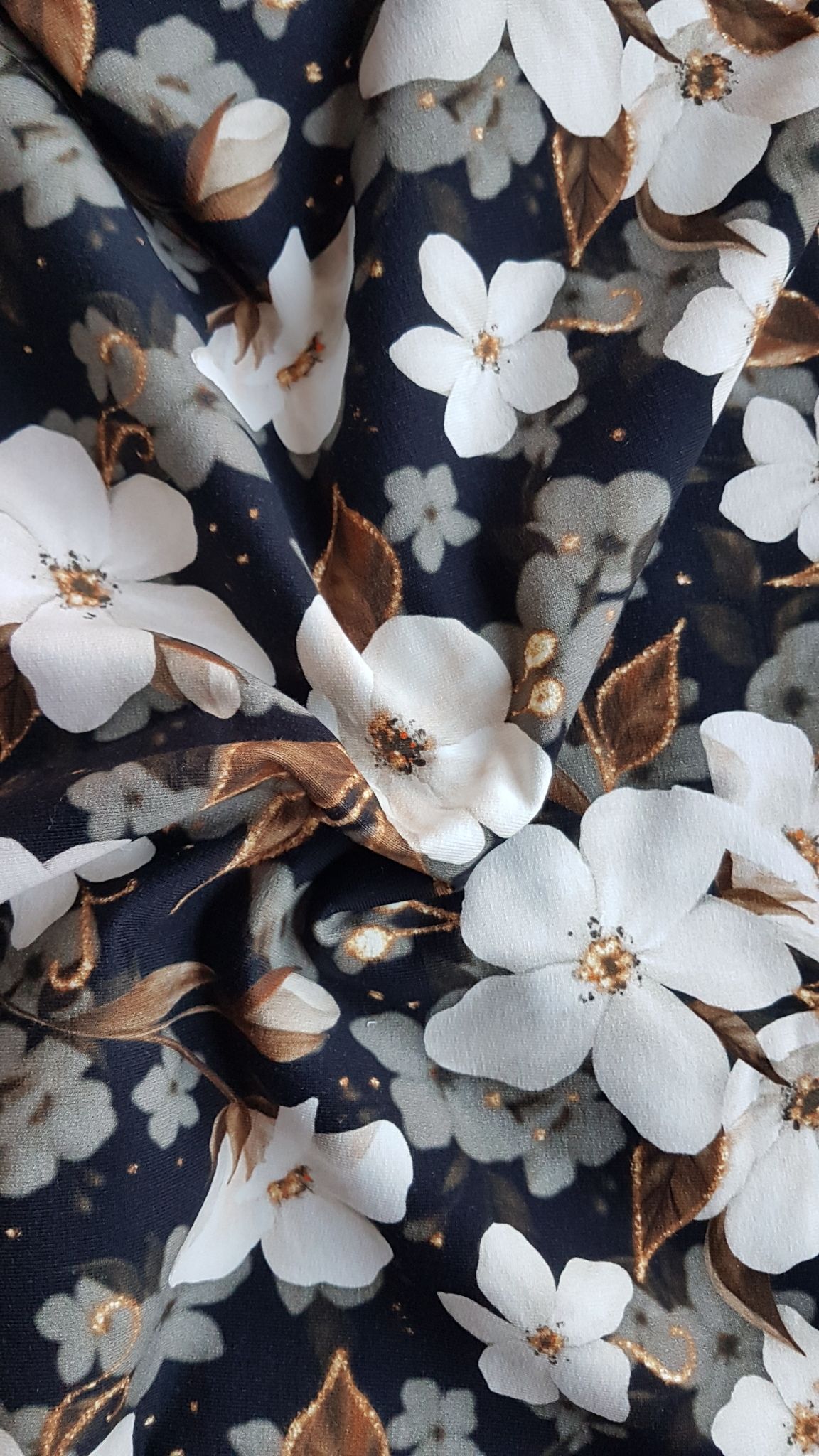Vita Blommor Svart Guld College