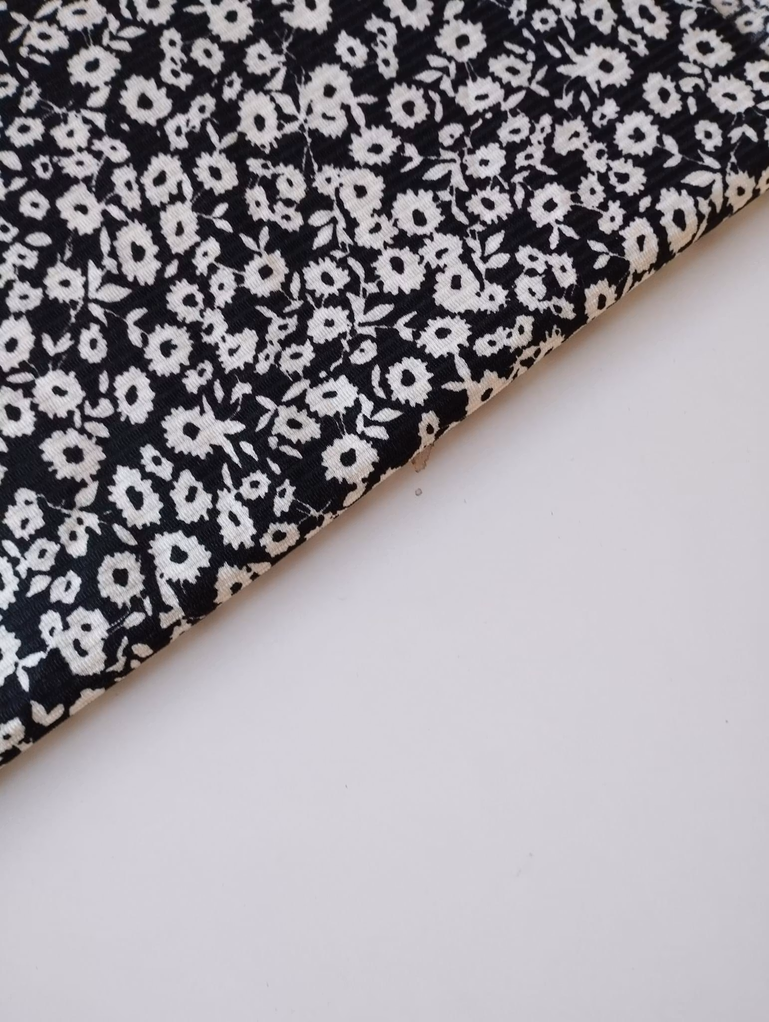 Blommor Svart Vit Ribbad Single Jersey  OUTLET