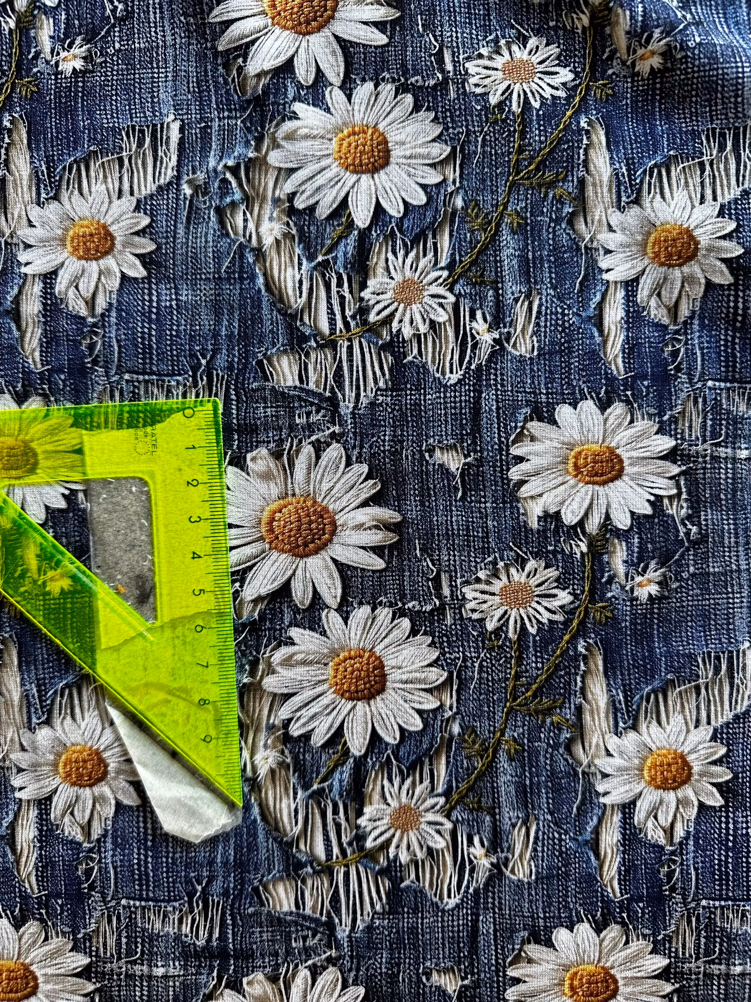 Blommor Prästkrage på Slitna Jeans 2 Jersey Trikå