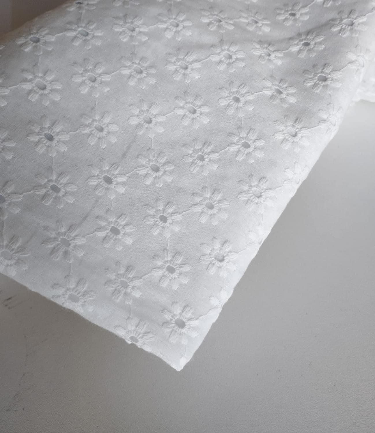 Bomullstyg med broderade blommor Outlet